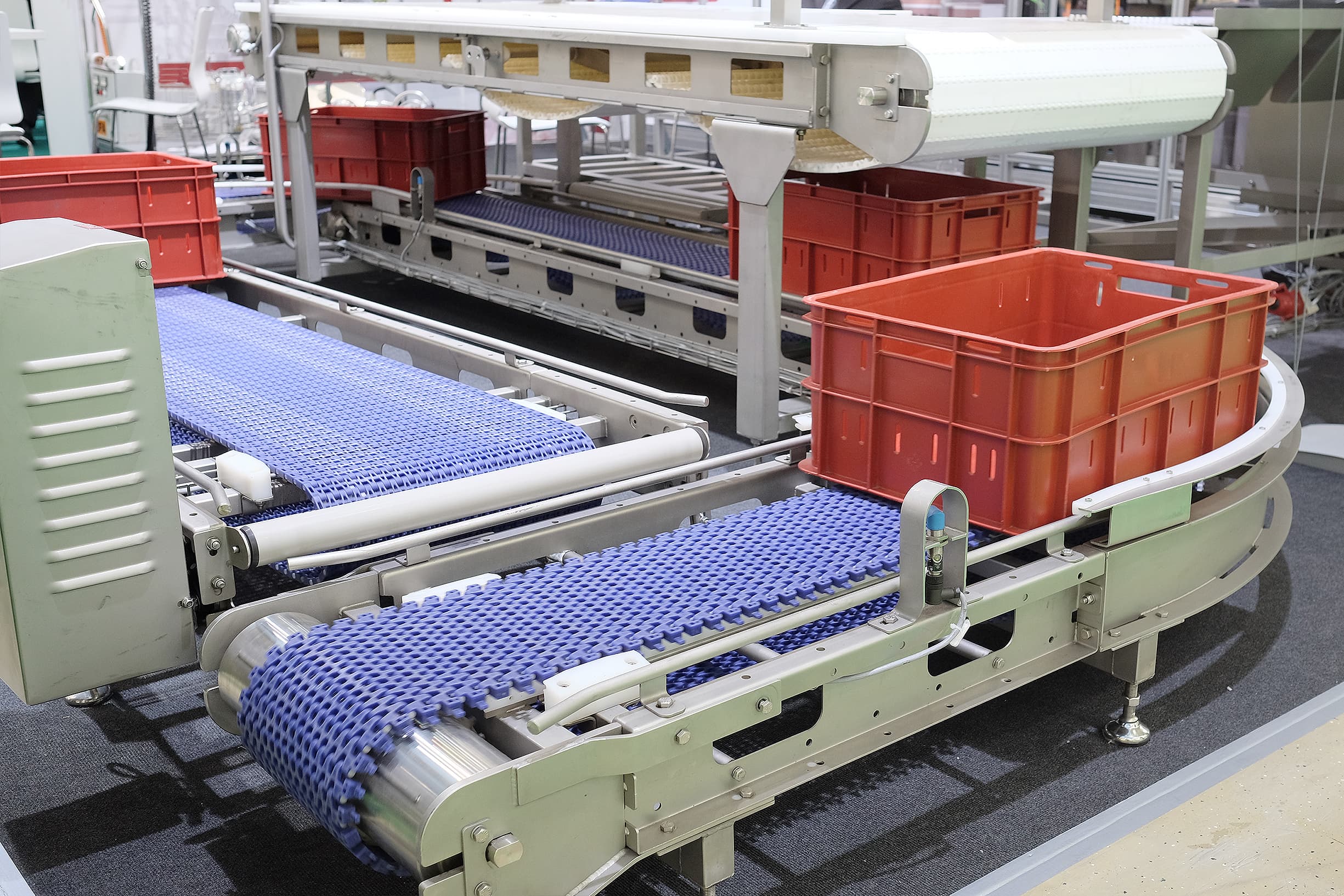 Returnable containers on conveyor belt system