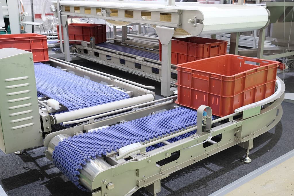 Packaging conveyor system with returnable containers